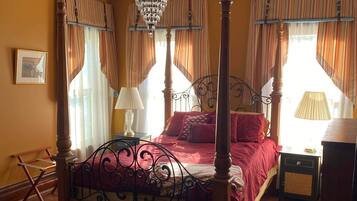 6 makuuhuonetta, työpöytä, silitysrauta/-lauta, vauvan matkasänky