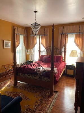 6 Schlafzimmer, Schreibtisch, Bügeleisen/Bügelbrett, Reisekinderbett