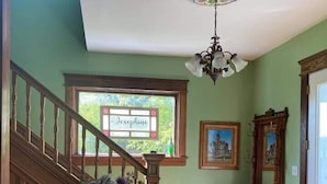 Una escalera con barandillas de madera y una placa que dice 