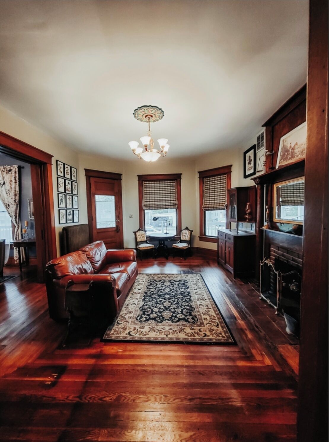 Smart TV, chimenea y estéreo 