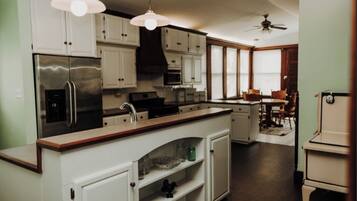 雪櫃、微波爐、焗爐、爐具