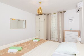 Double Room (Double Room with Terrace and Sea View) | 2 bilik tidur, seterika/papan seterika, Wi-fi percuma, cadar katil 
