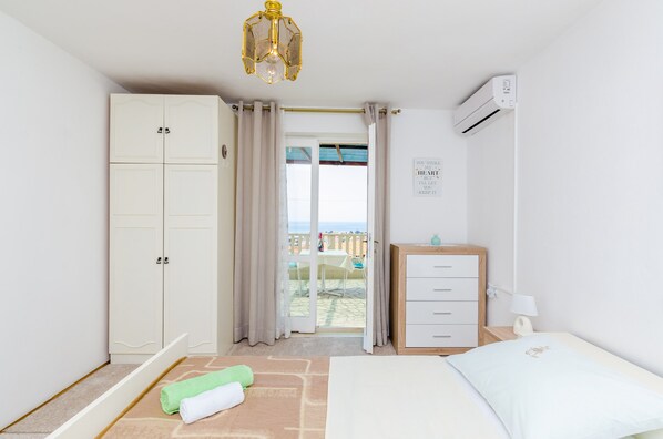 Double Room (Double Room with Terrace and Sea View) | 2 bedrooms, iron/ironing board, free WiFi, bed sheets - Rooms Nikola (Dubrovnik)