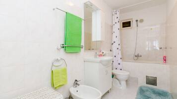 Double Room (Double Room with Terrace and Sea View) | Bathroom | Towels