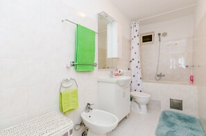 Double Room (Double Room with Terrace and Sea View) | Bathroom | Towels - Rooms Nikola (Dubrovnik)