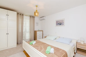 Dubbelrum (Double Room with Terrace and Sea View) | 2 sovrum, strykjärn/strykbräda, gratis wi-fi och sängkläder