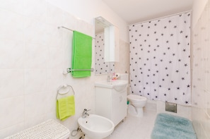 Kahden hengen huone (Double Room with Terrace and Sea View) | Kylpyhuone | Pyyhkeet