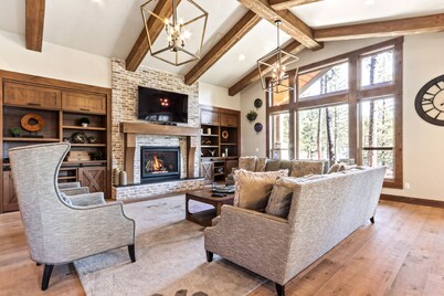 Luxurious home with private hot tub, game room firepit, pool & tennis court
