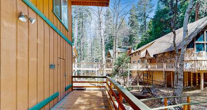 Fantastic & private lake retreat with spacious deck - perfect location near town