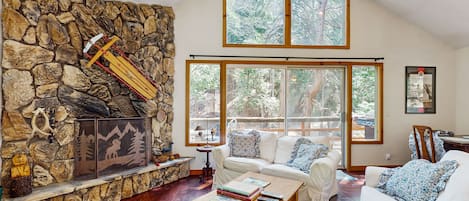 Télévision, cheminée, livres