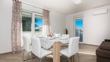 Standard Apartment, Multiple Bedrooms (Pool Apartment Bakija 2) | Dining