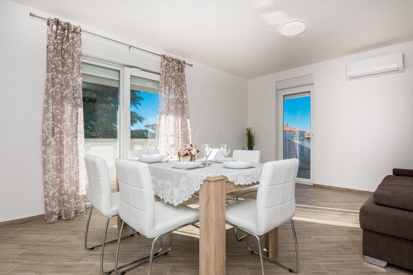 Dining - Pool Apartment Bakija 2 (Pakostane)