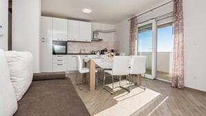 Căn hộ Tiêu chuẩn, 2 phòng ngủ, ban công (Pool & Garden Apartment Bakija 2) | Khu ăn uống