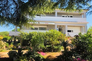 شقة عادية - غرفتا نوم - بشرفة (Pool & Garden Apartment Bakija 2) | المنشأة من الخارج