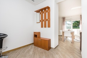 شقة عادية - غرفتا نوم - بشرفة (Pool & Garden Apartment Bakija 2) | المنشأة من الداخل
