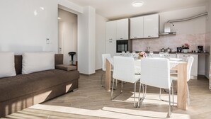 Căn hộ Tiêu chuẩn, 2 phòng ngủ, ban công (Pool & Garden Apartment Bakija 2) | Khu ăn uống