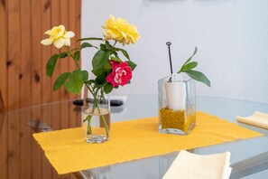 Studio (Studio Apartment with Sea View) | Ruang makan