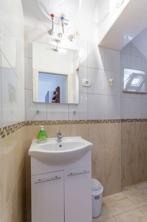 Studio (Studio Apartment with Sea View) | Kamar mandi | Shower dan handuk