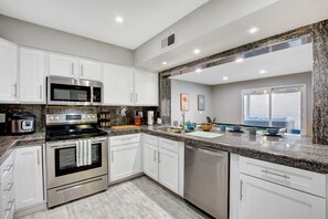 Kjøleskap, mikrobølgeovn, ovn og kokeplater