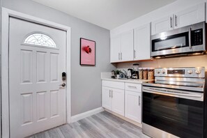 Refrigerador, microondas, horno y parrilla de estufa