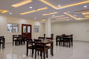 Restaurant - Hotel Royal Suites (Kolar)