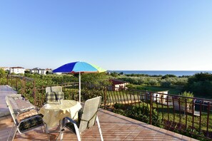 Outdoor dining - Apartment Luciana2 sea view terrace, barbecue, Wi-Fi, parking space (Bašanija)