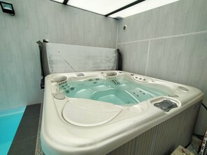 Ein modernes Badezimmer mit einer großzügigen, freistehenden Badewanne, einer Duschkabine und einem WC.