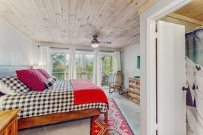 3 bedrooms, iron/ironing board, free Internet, bed sheets