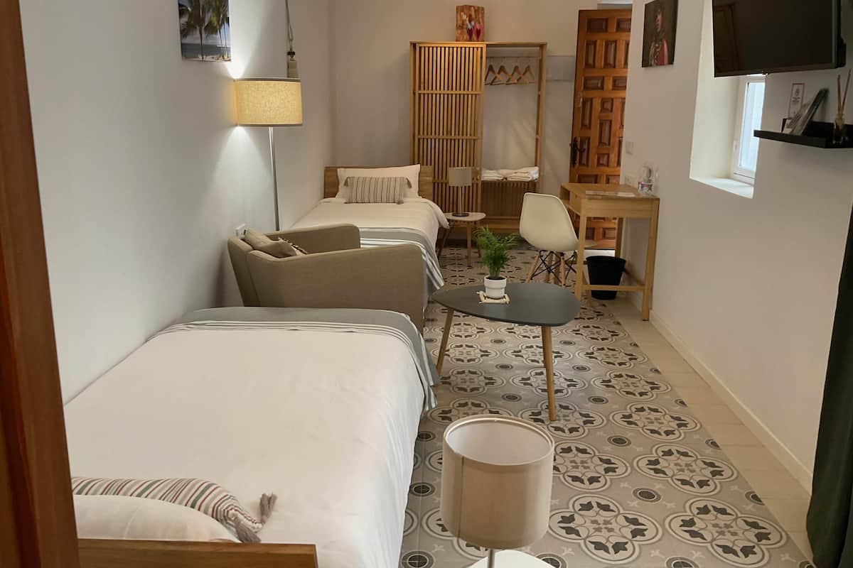 Standard-Zweibettzimmer, mit Bad, Blick auf den Innenhof (Vainilla)
