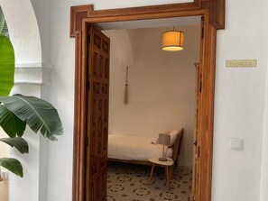Standard Twin Room, Ensuite, Courtyard View (Vainilla)