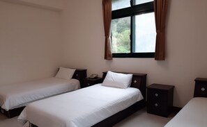 Habitación senior triple | Escritorio y wifi gratis