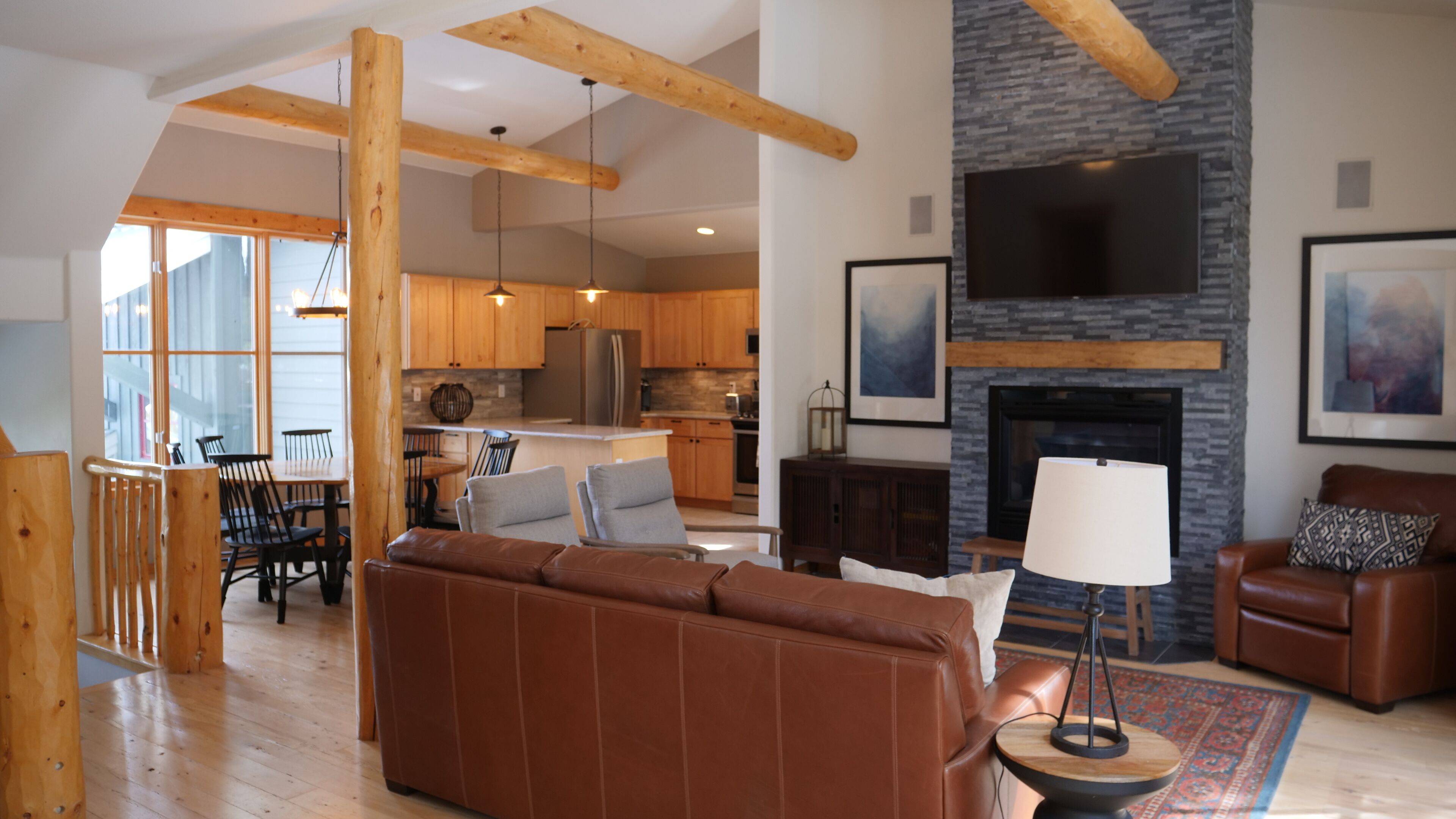 Televisión y chimenea 