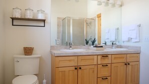 Combined shower/bathtub, jetted bath, hair dryer, towels