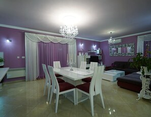Villa (Four Bedroom Villa with Pool) | In-room dining