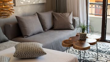Junior Suite with Old Town View | 起居區 | 平面電視