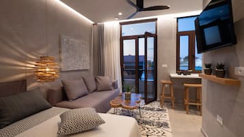 Junior Suite with Old Town View | 起居區 | 平面電視