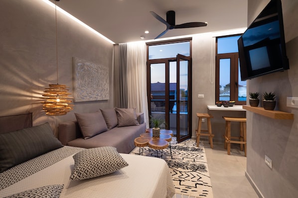 Junior Suite with Old Town View | Wohnbereich | Flachbildfernseher