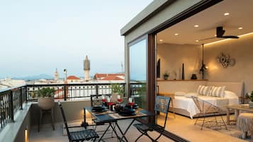Superior Suite with Panoramic View | 1 υπνοδωμάτιο, χρηματοκιβώτιο στο δωμάτιο, μοναδική διακόσμηση