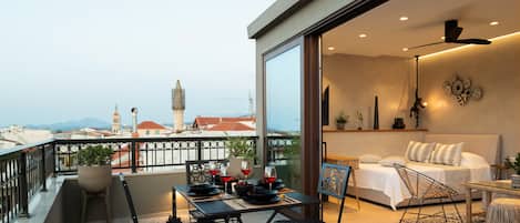 Superior Suite with Panoramic View | 1 chambre, coffres-forts dans les chambres, décoration personnalisée