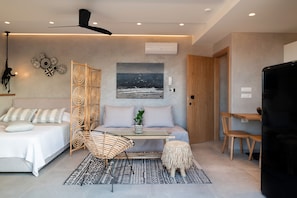 Superior Suite with Panoramic View | 1 sovrum, värdeförvaringsskåp på rummet och individuell inredning