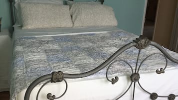 1 chambre, coffres-forts dans les chambres, fer et planche à repasser
