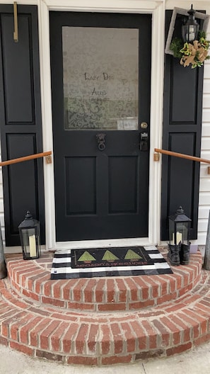 Exterior detail - Lazy Dog Acres (Ehrhardt)