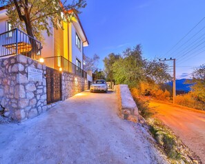 Property grounds - Villa Alba, idyllic rural holiday home (Çukurbağ)