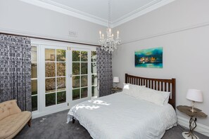 4 bedrooms, desk, iron/ironing board, WiFi - Luxurious heritage home with gorgeous garden in central Moonee Ponds (Moonee Ponds)