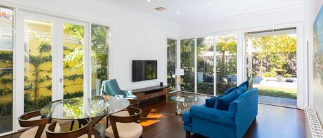 Télévision, cheminée, Netflix, livres