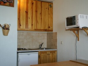 Kjøleskap og mikrobølgeovn