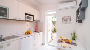 Apartment (One Bedroom Apartment) | Dapur peribadi | Peti sejuk, ketuhar gelombang mikro, meja makan