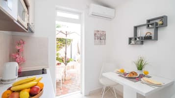 Apartment (One Bedroom Apartment) | Dapur peribadi | Peti sejuk, ketuhar gelombang mikro, meja makan