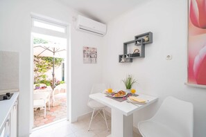 Apartment (One Bedroom Apartment) | Eigene Küche | Kühlschrank, Mikrowelle, Esstisch