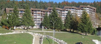 Renovated apartment at the foot of the slopes with balconies